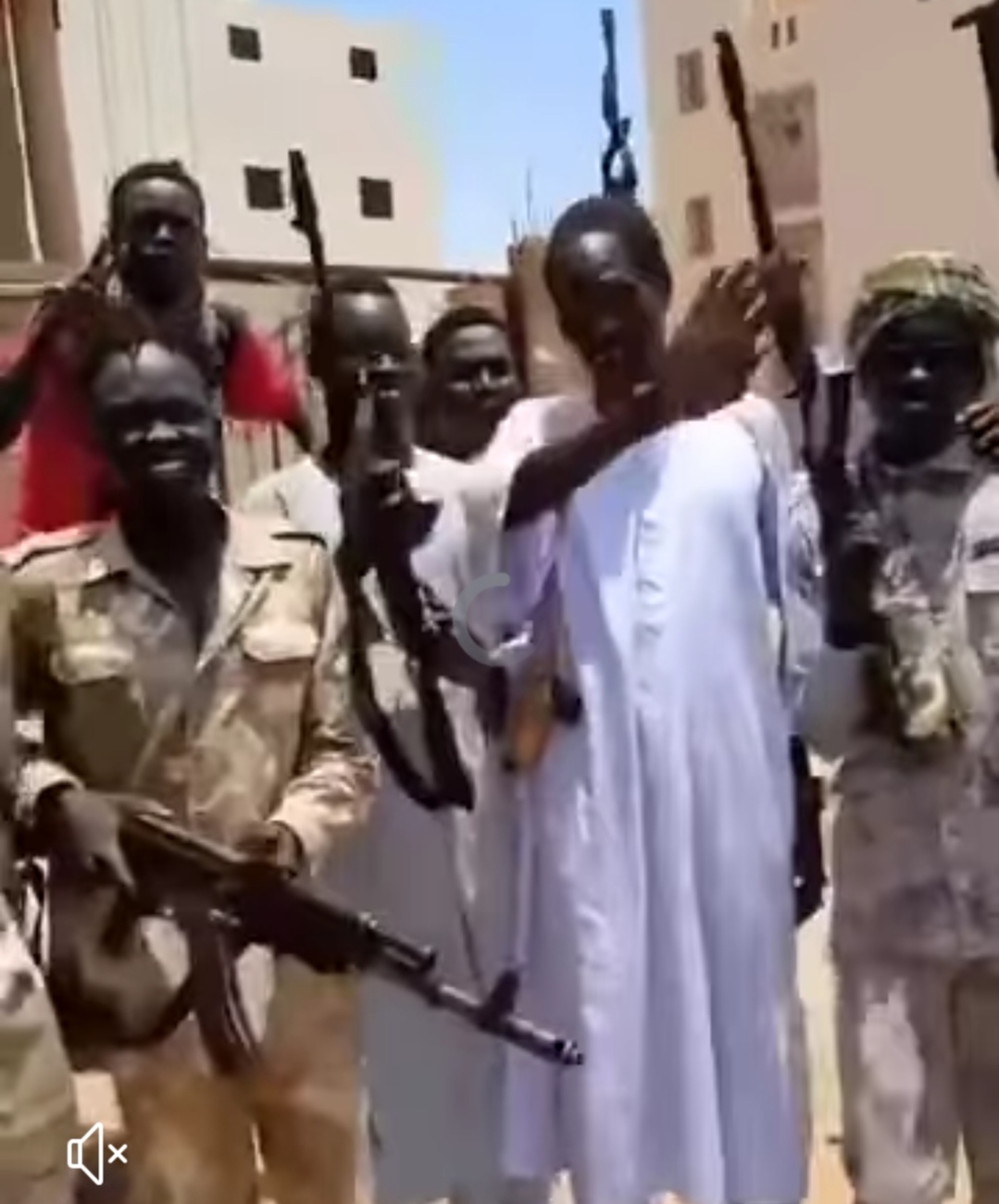 مرتزقة من دولة جنوب السودان يقاتلون مع الدعم السريع داخل أحد أحياء الخرطوم 