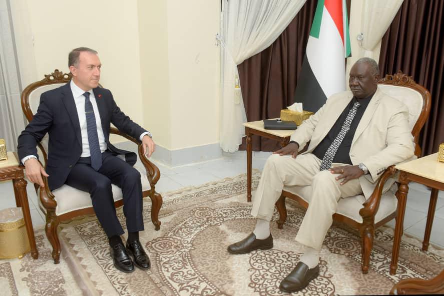 تركيا ترسل سفينة محملة بالغذاء والدواء لدعم السودان 10 نائب رئيس مجلس السيادة السوداني مالك عقار يلتقي السفير التركي لدى السودان