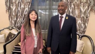 البرهان يحتفي بموظفيه الصينيين خلال عمله ملحقاً عسكرياً